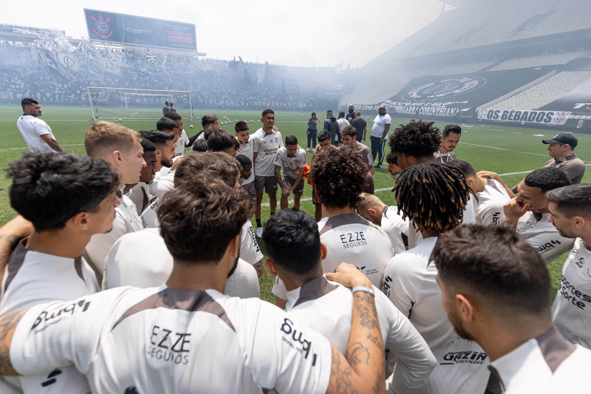 Chance de t&iacute;tulo, mas tamb&eacute;m de queda: dirigente tenta unir Corinthians em meio a montanha-russa