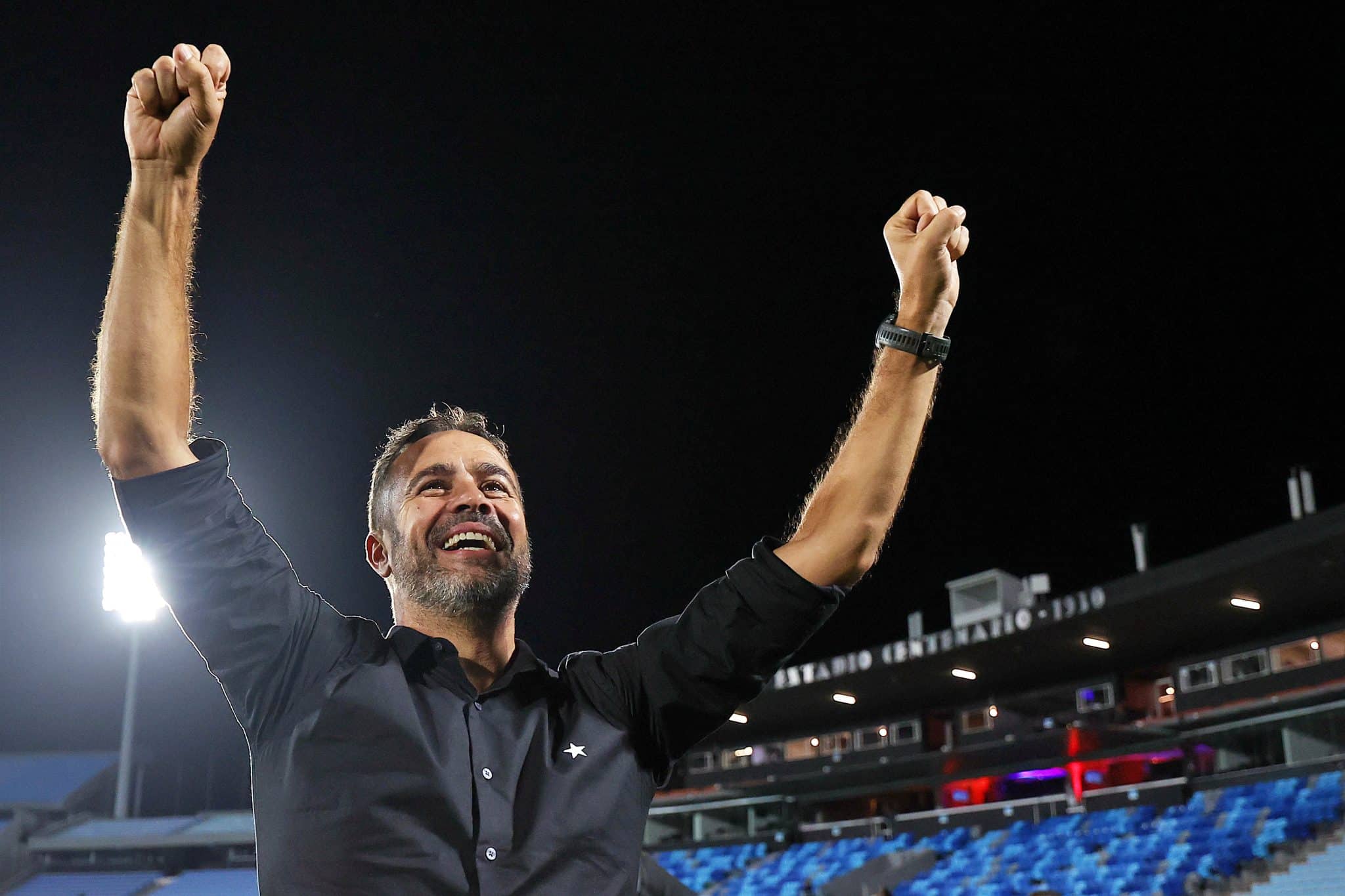 Artur Jorge comemorou com a torcida do Botafogo depois da classifica&ccedil;&atilde;o no Centen&aacute;rio (Foto: Vitor Silva/Botafogo)