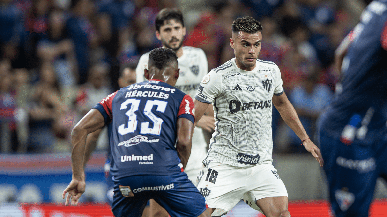 Em ensaboado Castel&atilde;o, Fortaleza e Atl&eacute;tico-MG empatam aproveitando deslizes