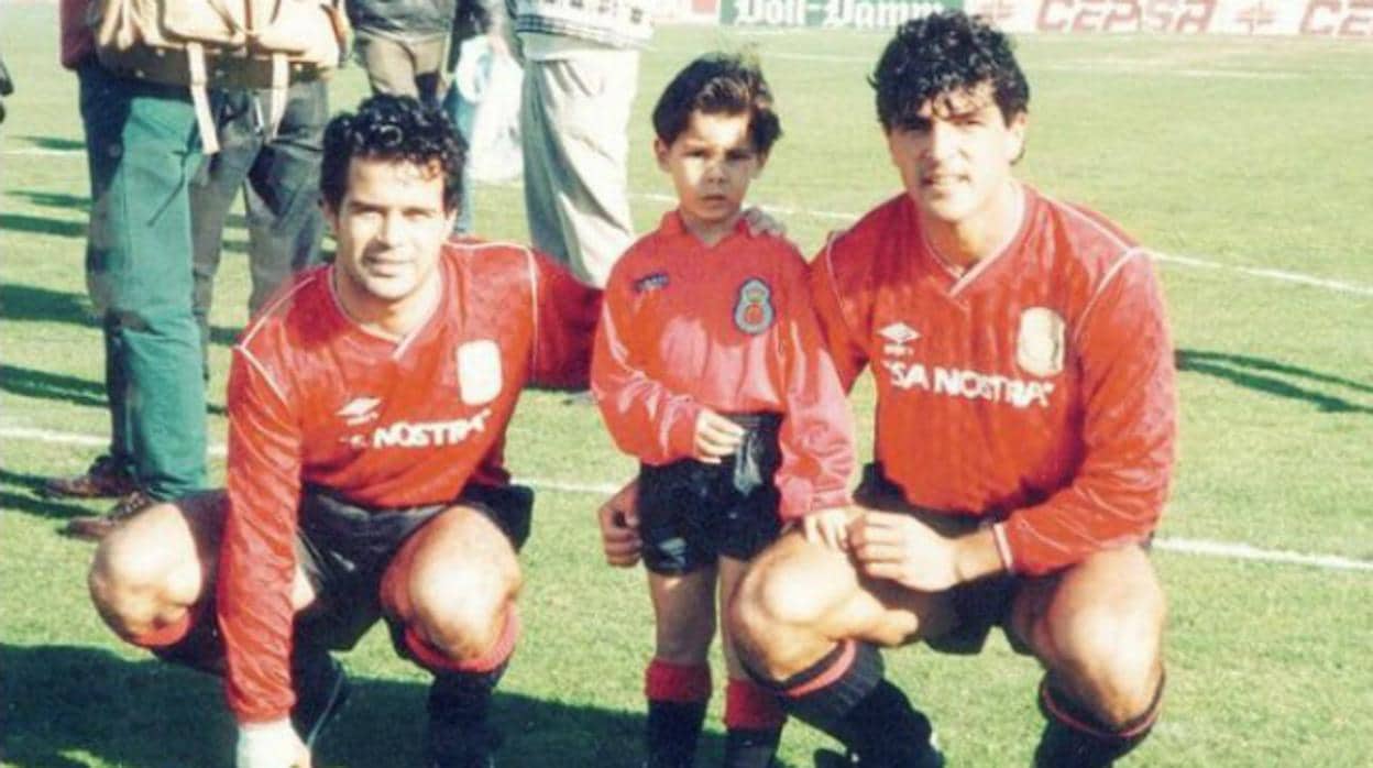 Rafael Nadal (centro) ao lado de seu tio Miguel &Aacute;ngel Nadal (&agrave; direita) e o t&eacute;cnico &Aacute;lvaro Cervera (&agrave; esquerda) durante um jogo do Real Mallorca de data e evento n&atilde;o confirmados. Foto: Reprodu&ccedil;&atilde;o: RCDM