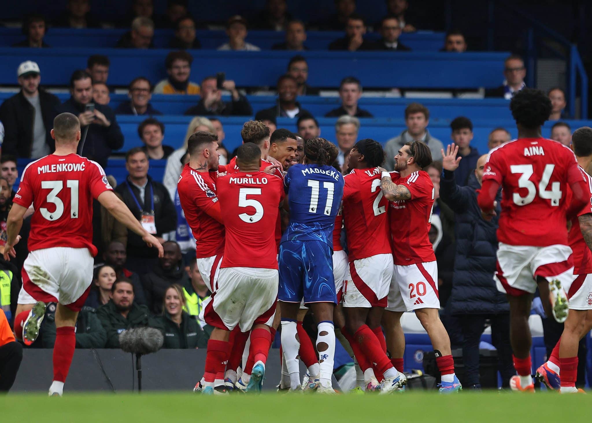 Jogadores de Chelsea e Forest trocam empurr&otilde;es durante jogo em Stamford Bridge