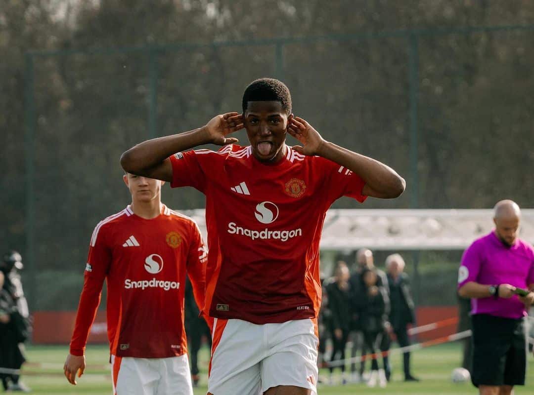 &lsquo;Haaland&rsquo; da base do Manchester United faz 3 gols em 15 minutos em estreia