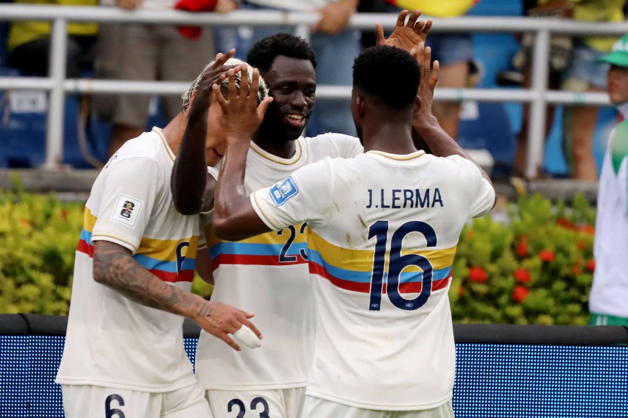 James e D&iacute;az comandam baile da Col&ocirc;mbia com erro de zagueiro do Fortaleza