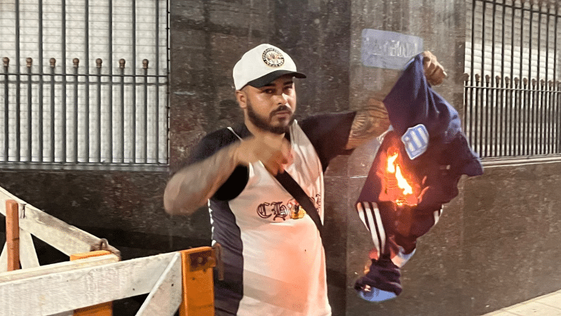 Torcedores do Corinthians respondem provocação e queimam jaqueta de torcedor do Racing