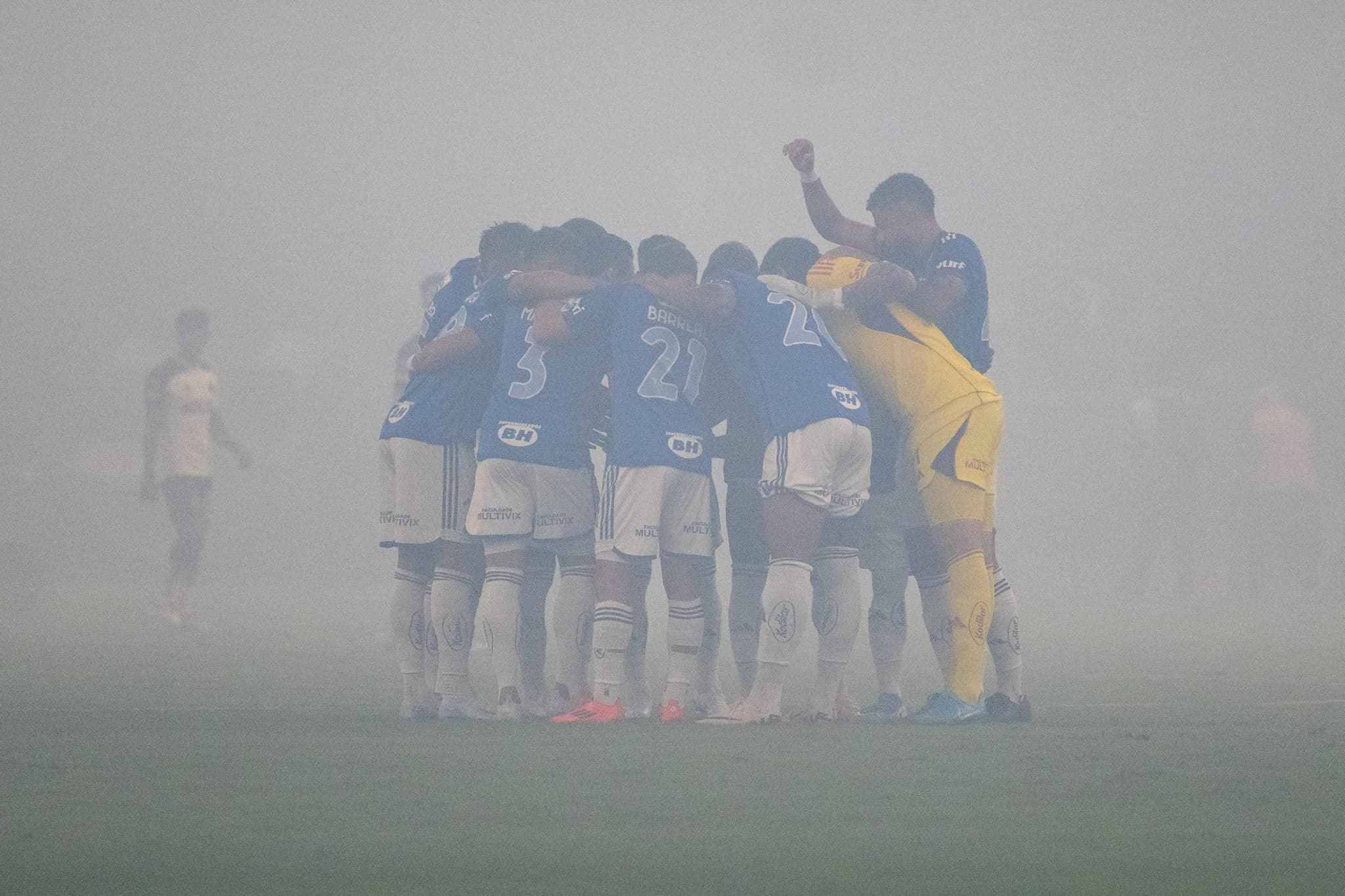 Kaio Jorge reclama de sinalizadores em jogo do Cruzeiro: &lsquo;Atrapalha&rsquo;