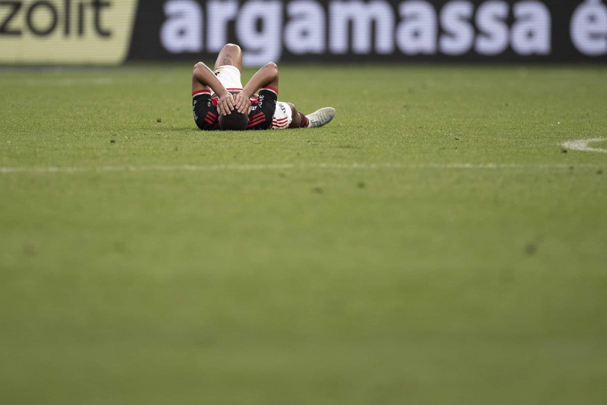 De la Cruz ca&iacute;do no ch&atilde;o durante Corinthians 0 x 0 Flamengo