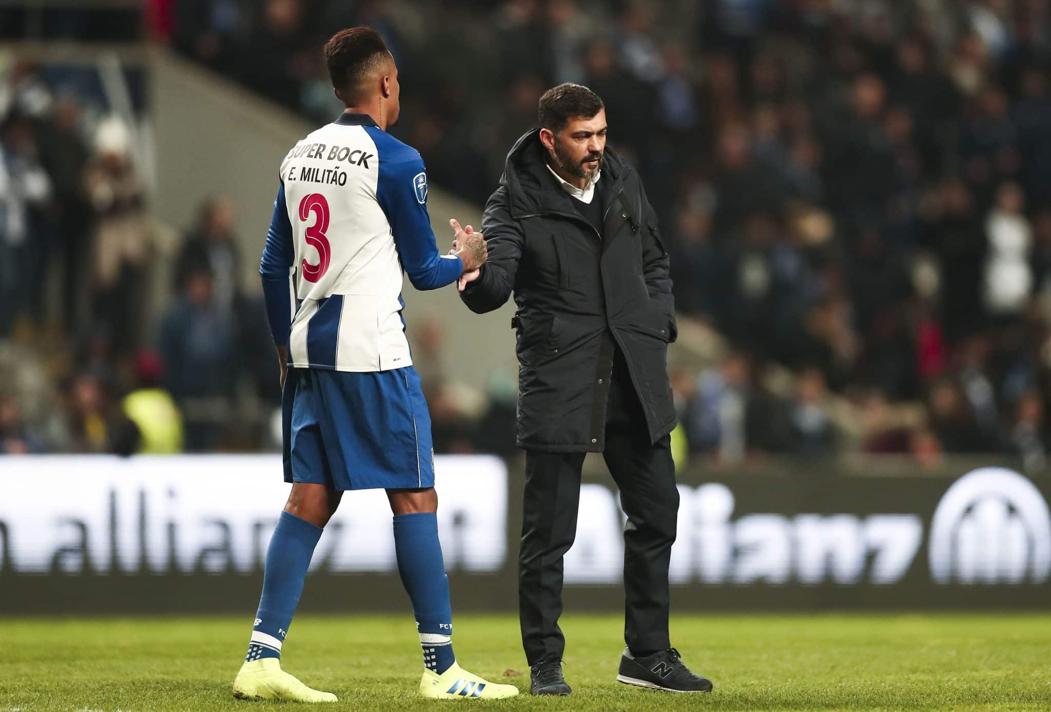 S&eacute;rgio Concei&ccedil;&atilde;o cumprimenta &Eacute;der Milit&atilde;o em jogo do Porto