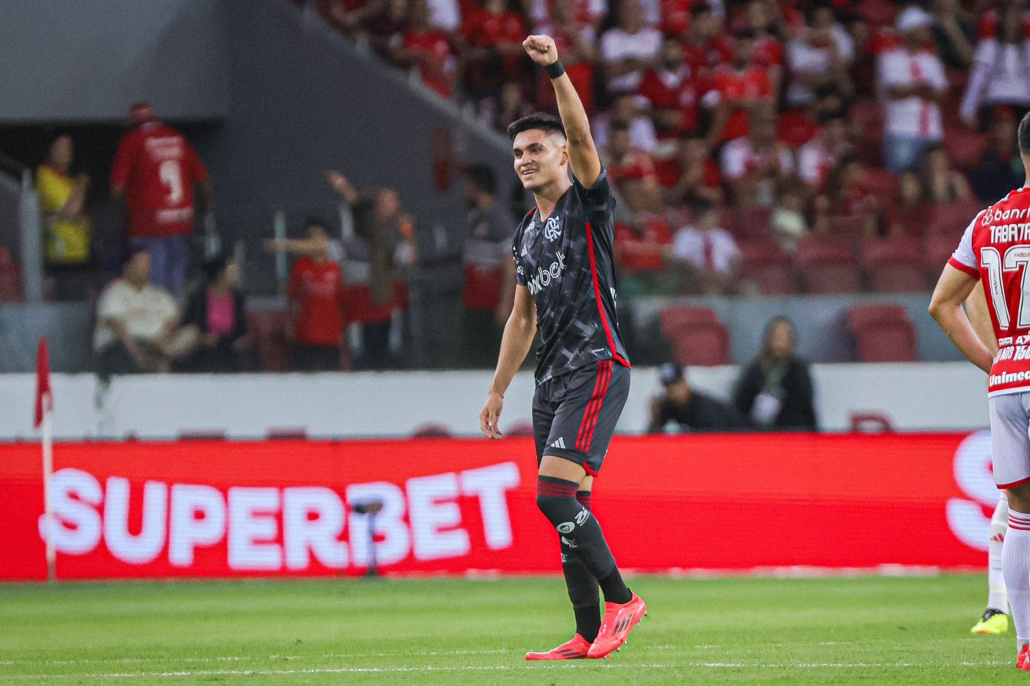 Contrata&ccedil;&atilde;o de Alcaraz supera proje&ccedil;&atilde;o inicial, e Flamengo tem ano de mais gastos com refor&ccedil;os