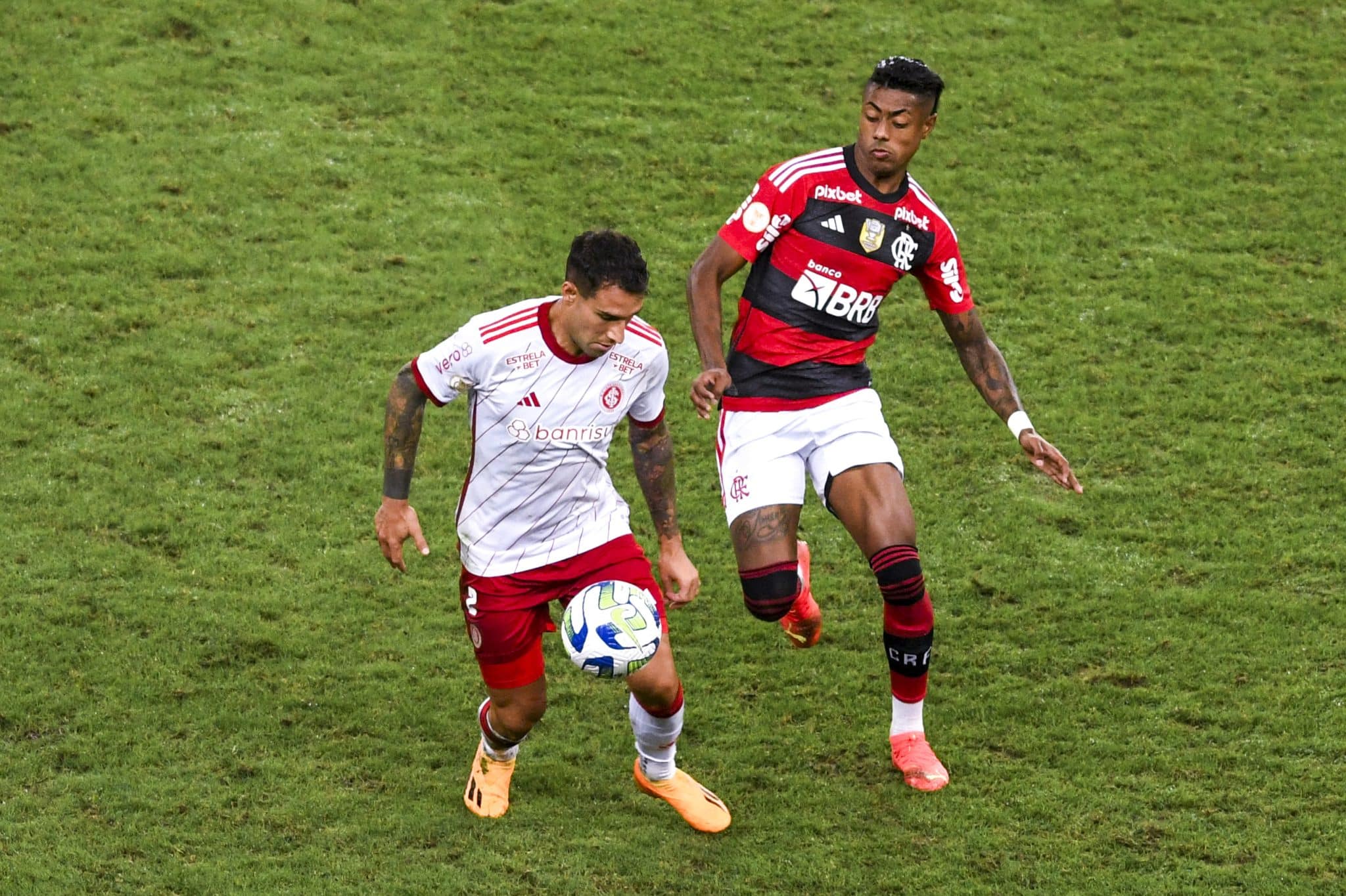 Pap&eacute;is se invertem e Flamengo lamenta atraso em jogo contra o Internacional