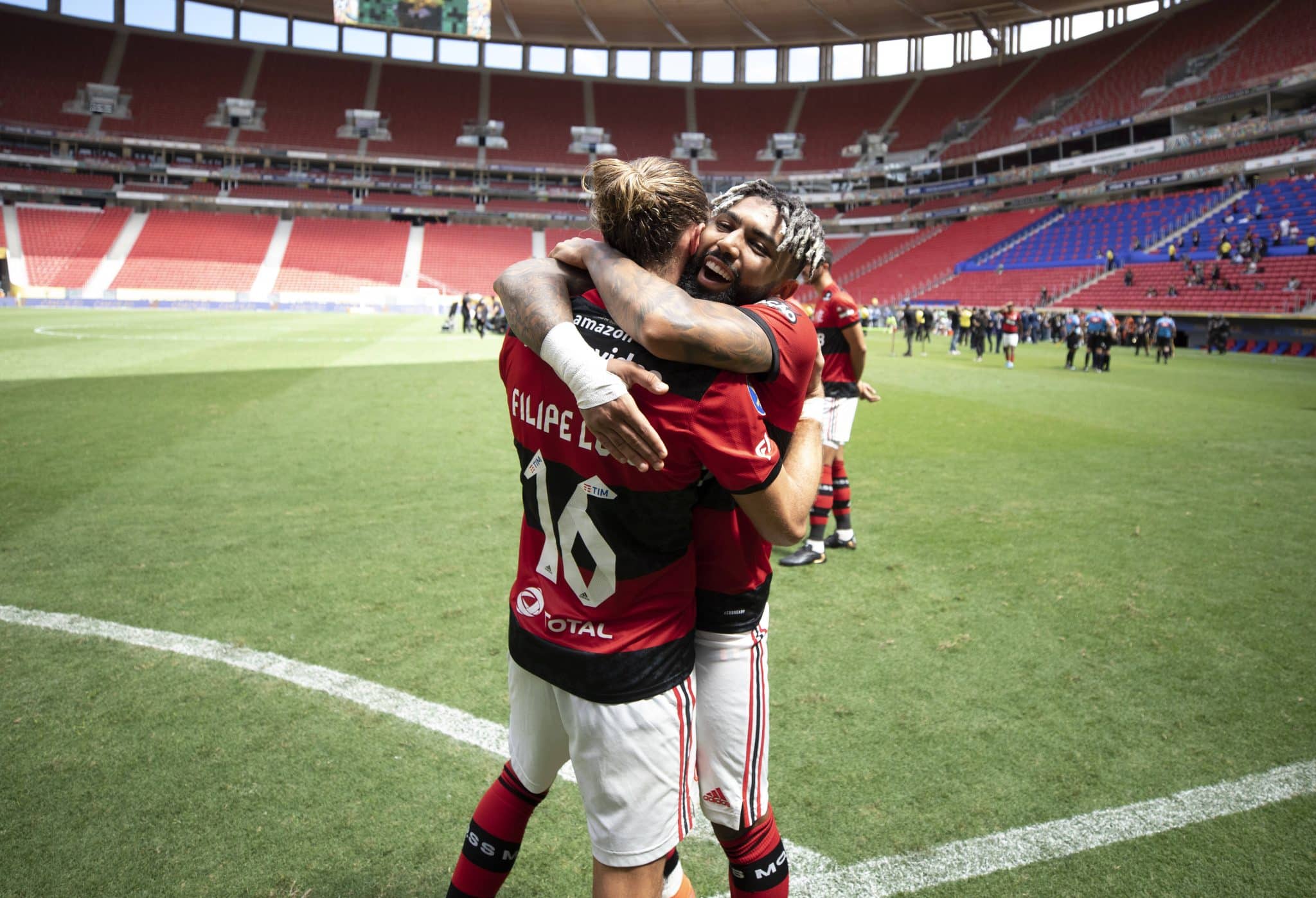 Filipe Lu&iacute;s e Gabigol quando jogavam no Flamengo, em 2021 (Foto: IMAGO / Action Plus)