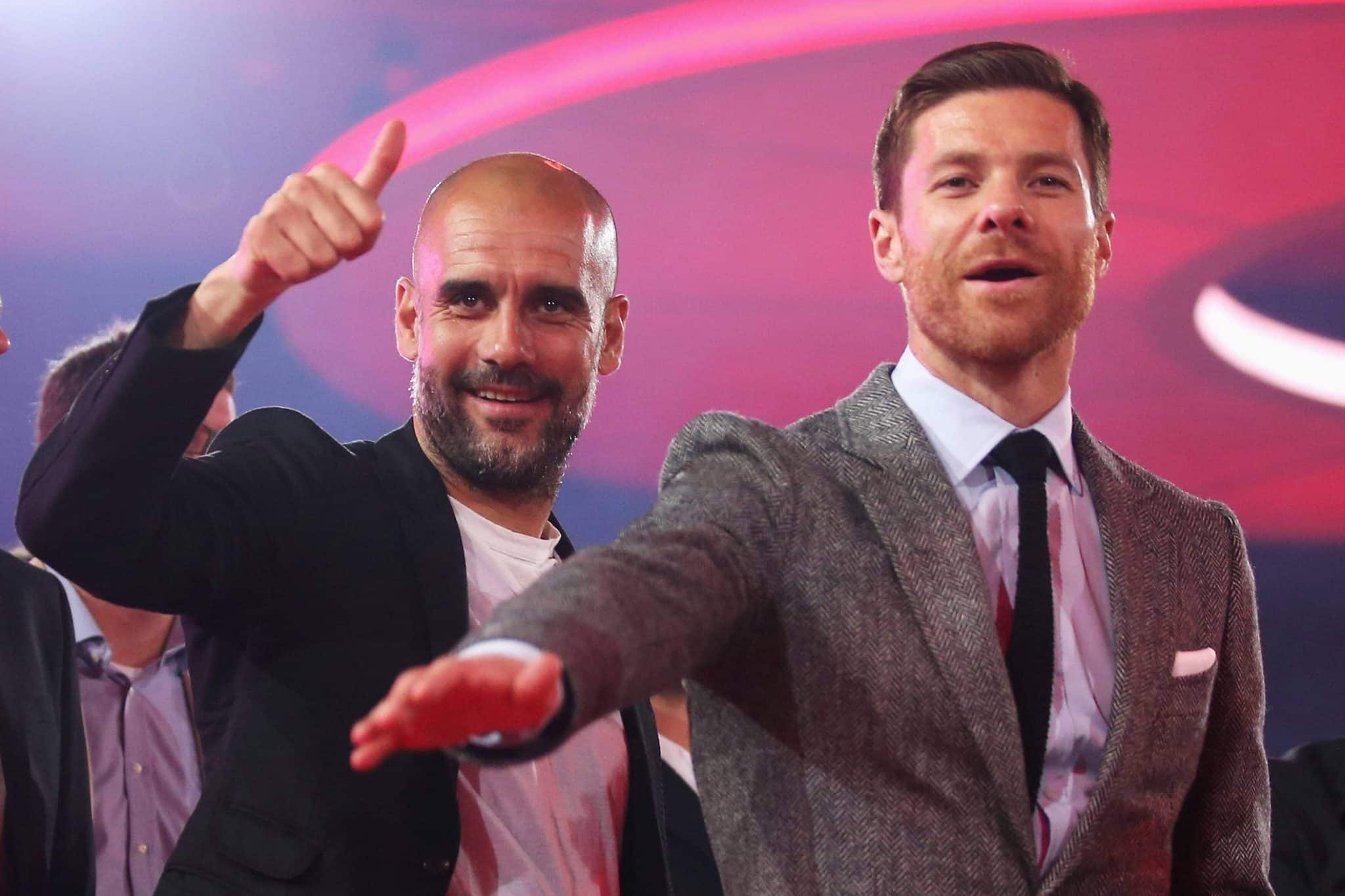 Xabi Alonso e Pep Guardiola durante comemora&ccedil;&atilde;o de t&iacute;tulo pelo Bayern de Munique, em 2016