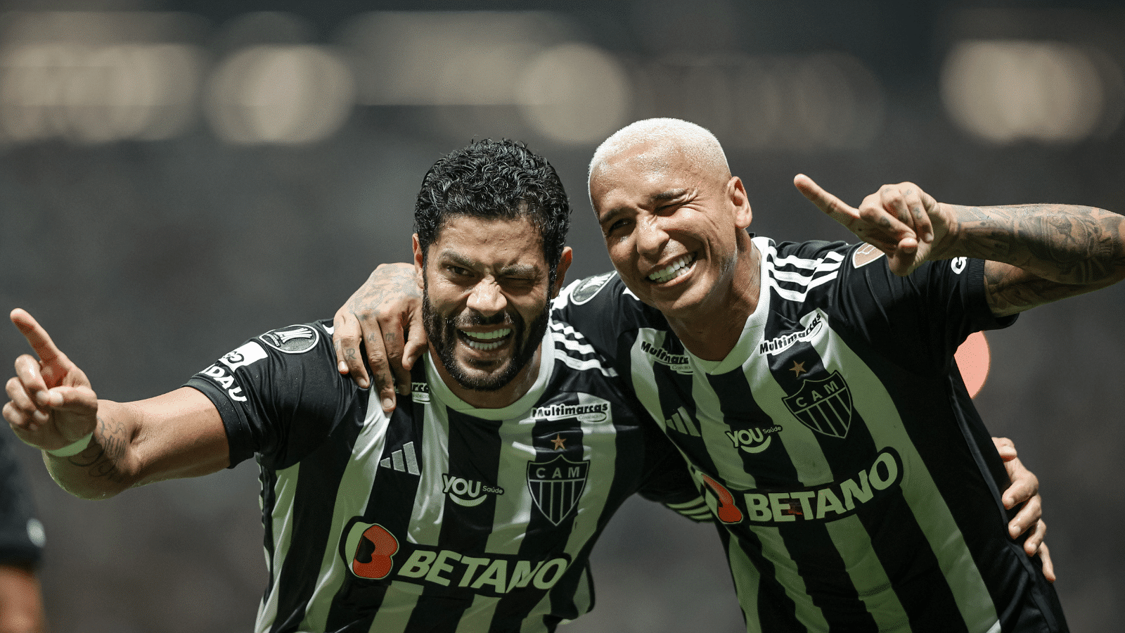 Hulk e Deyverson celebram gol contra o River