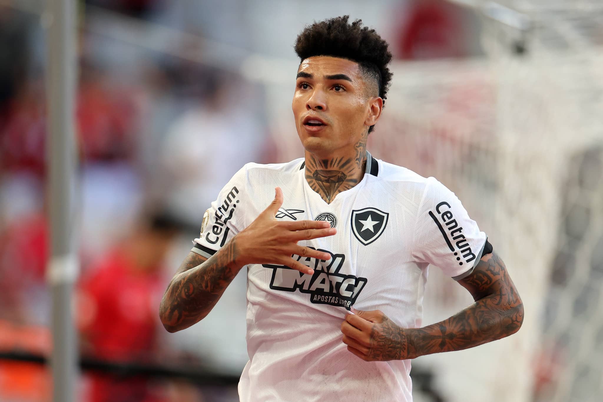 Igor Jesus celebra gol pelo Botafogo na Ligga Arena