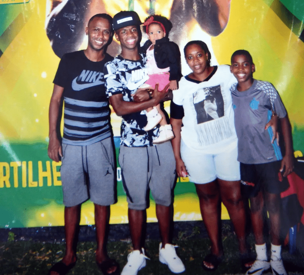 Vinicius Junior, o pai Vinicius, a m&atilde;e Fernanda, o irm&atilde;o Jos&eacute; e a sobrinha Jamile, filha da irm&atilde; Alessandra