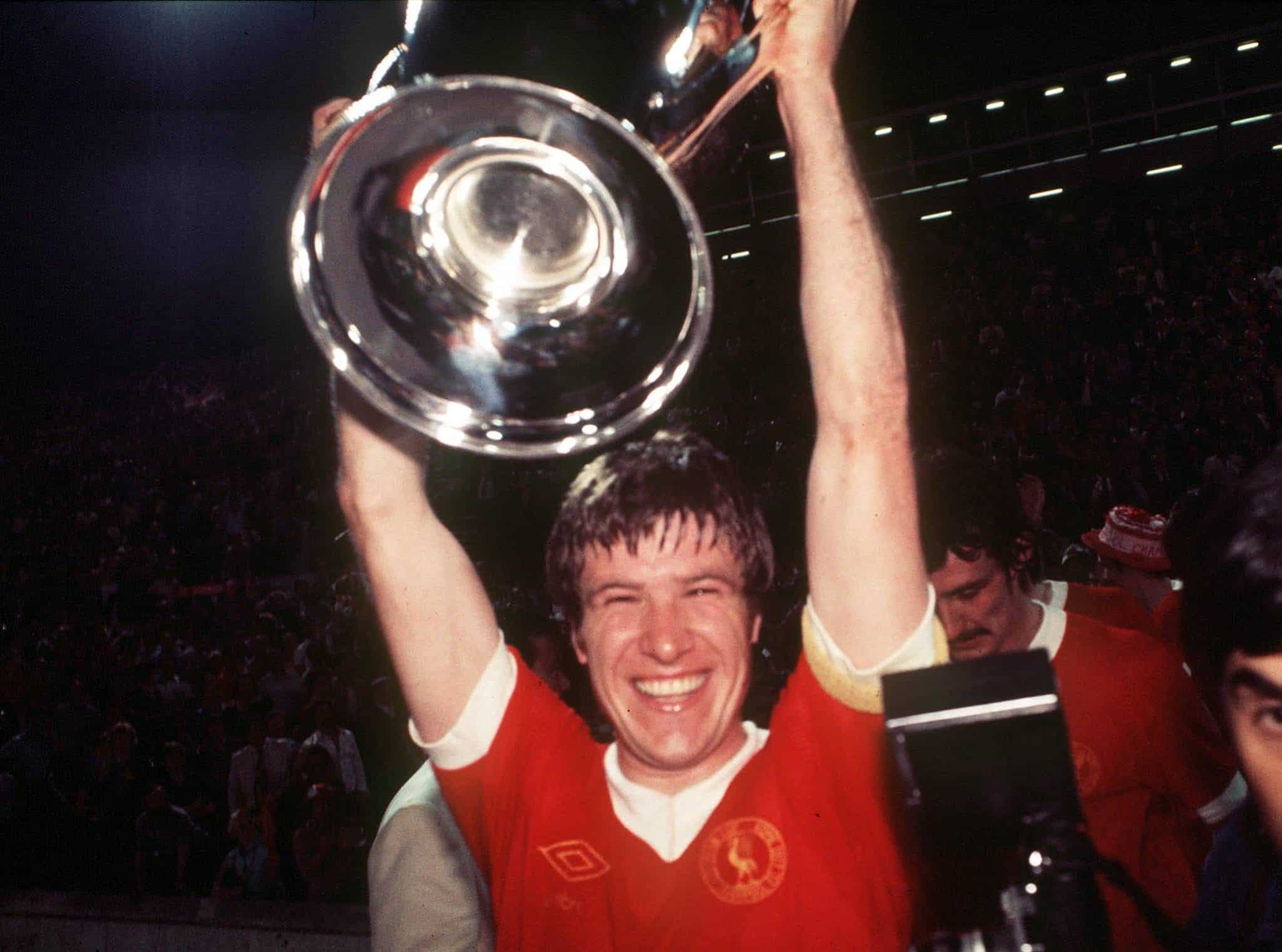 Emlyn Hughes com o primeiro t&iacute;tulo de Champions League do Liverpool, em 1977. Foto: Imago