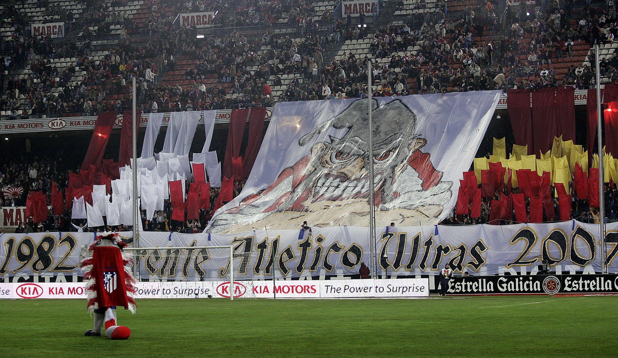 Frente Atl&eacute;tico Ultras, em 2007, no Est&aacute;dio Vicente Calder&oacute;n. Foto: Imago