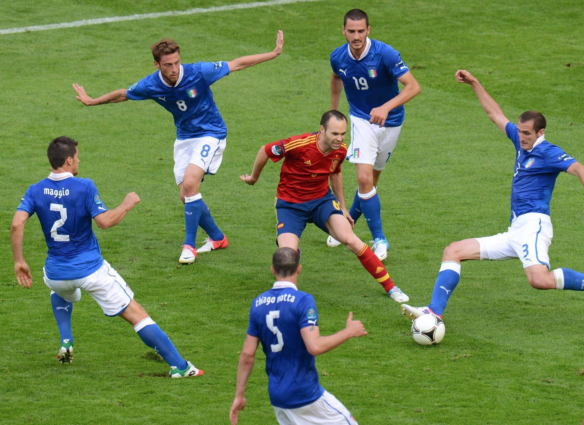 Iniesta &eacute; marcado por Christian Maggio (2), Claudio Marchisio (8), Leonardo Bonucci (19), Giorgio Chiellini (3) e Thiago Motta (5) na final da Euro 2012. Foto: Imago