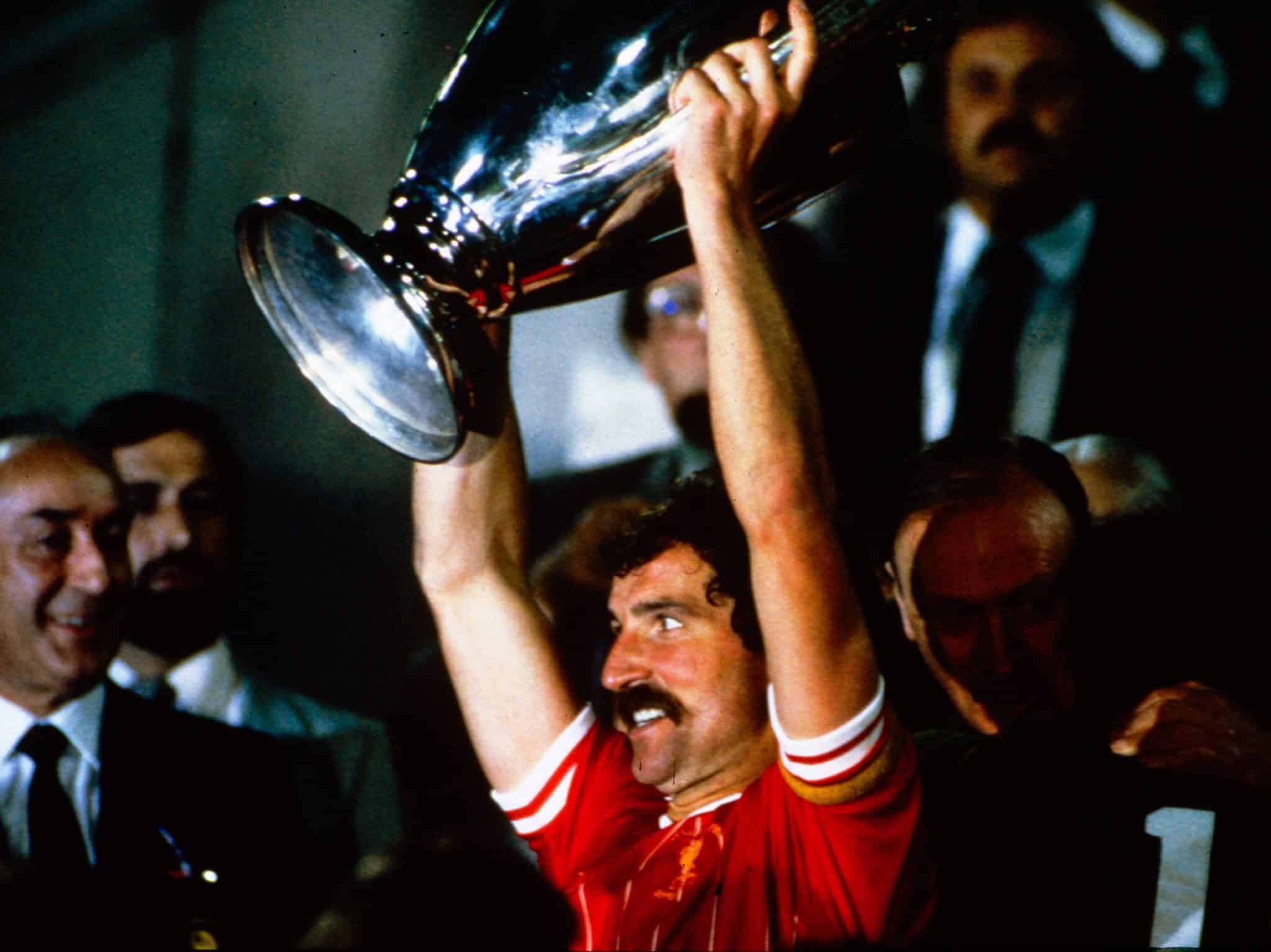 Graeme Souness levanta o trof&eacute;u da Champions League pelo Liverpool, em 1984. Foto: Imago