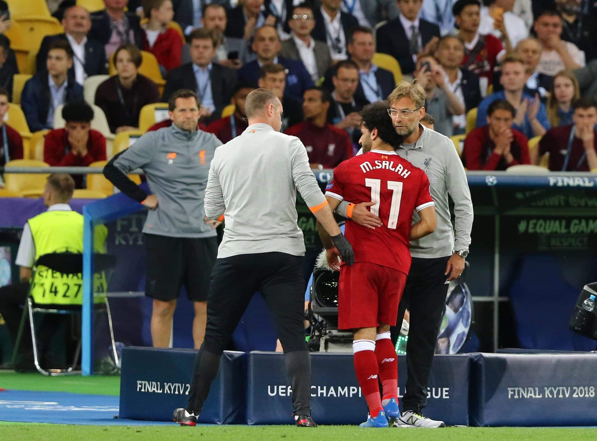 Jurgen Klopp abra&ccedil;a Mohamed Salah ap&oacute;s les&atilde;o na final da Champions League 2017/18. Foto: Icon Sport