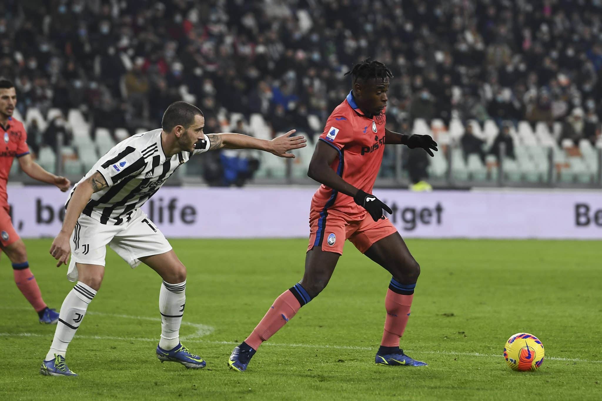 Bonucci e Zapata durante jogo. Foto: Imago