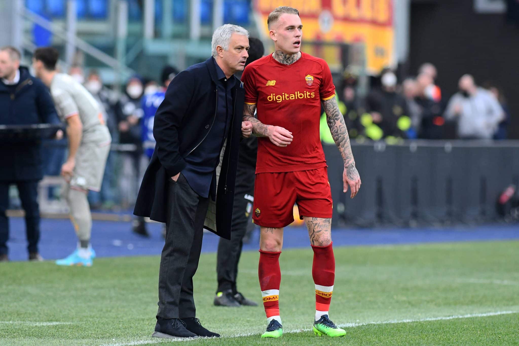 Karsdorp recebe instru&ccedil;&otilde;es de Mourinho durante jogo da Roma