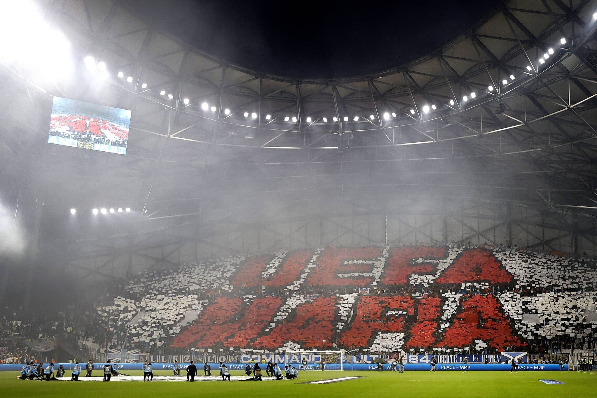 Protesto da torcida do Olympique de Marseille no Stade Vel&oacute;drome, em 2022. Foto: Imago