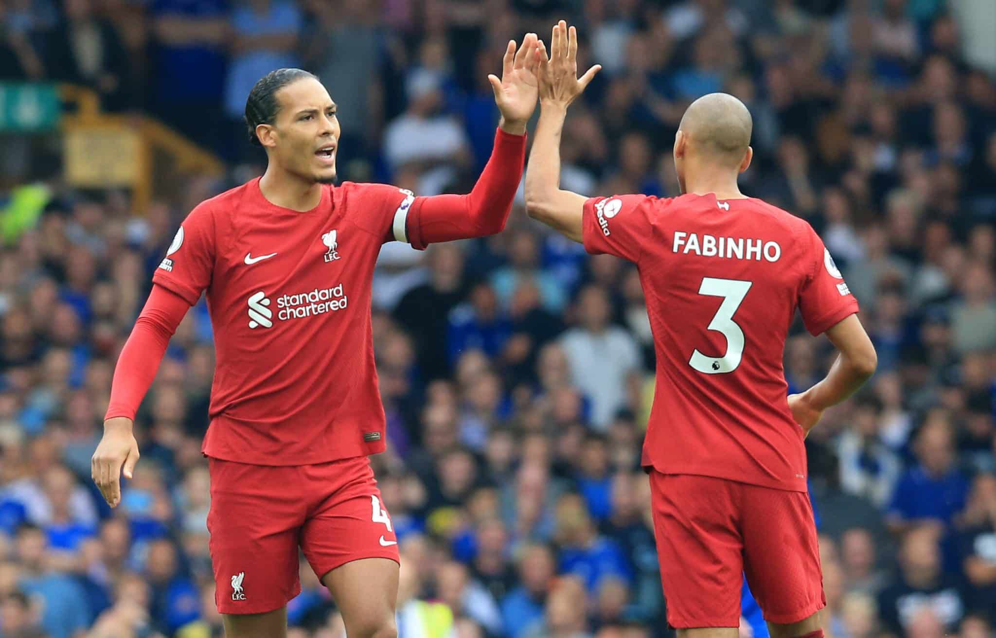 Fabinho e Van Dijk se cumprimentam durante jogo do Liverpool