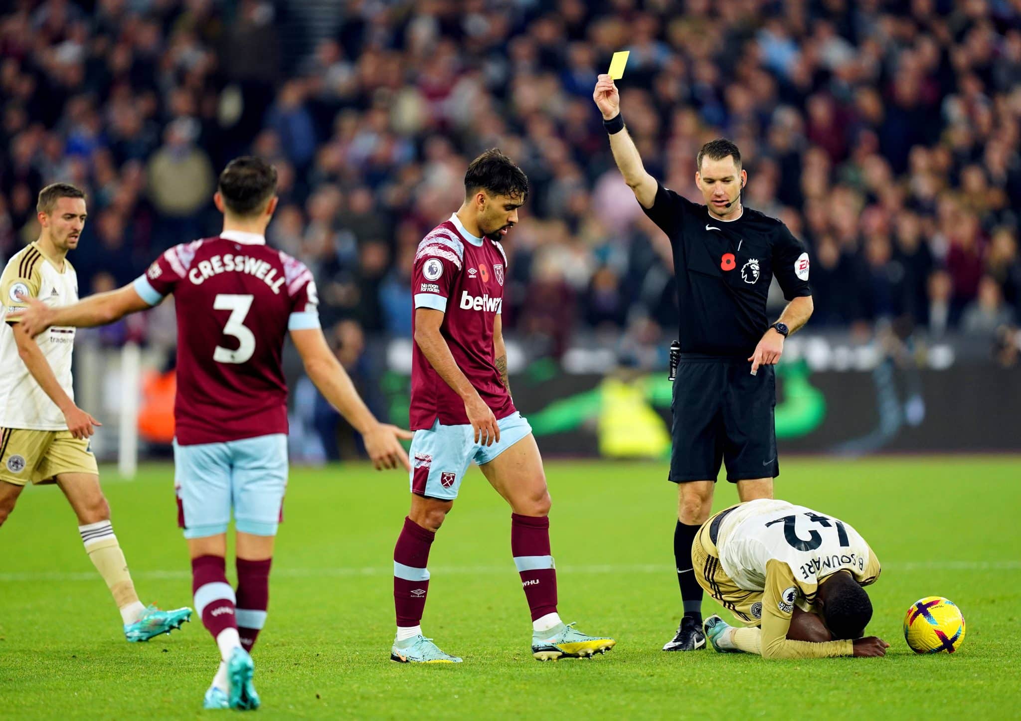 Foto: (Imago) - Lucas Paquet&aacute; recebe cart&atilde;o amarelo no West Ham