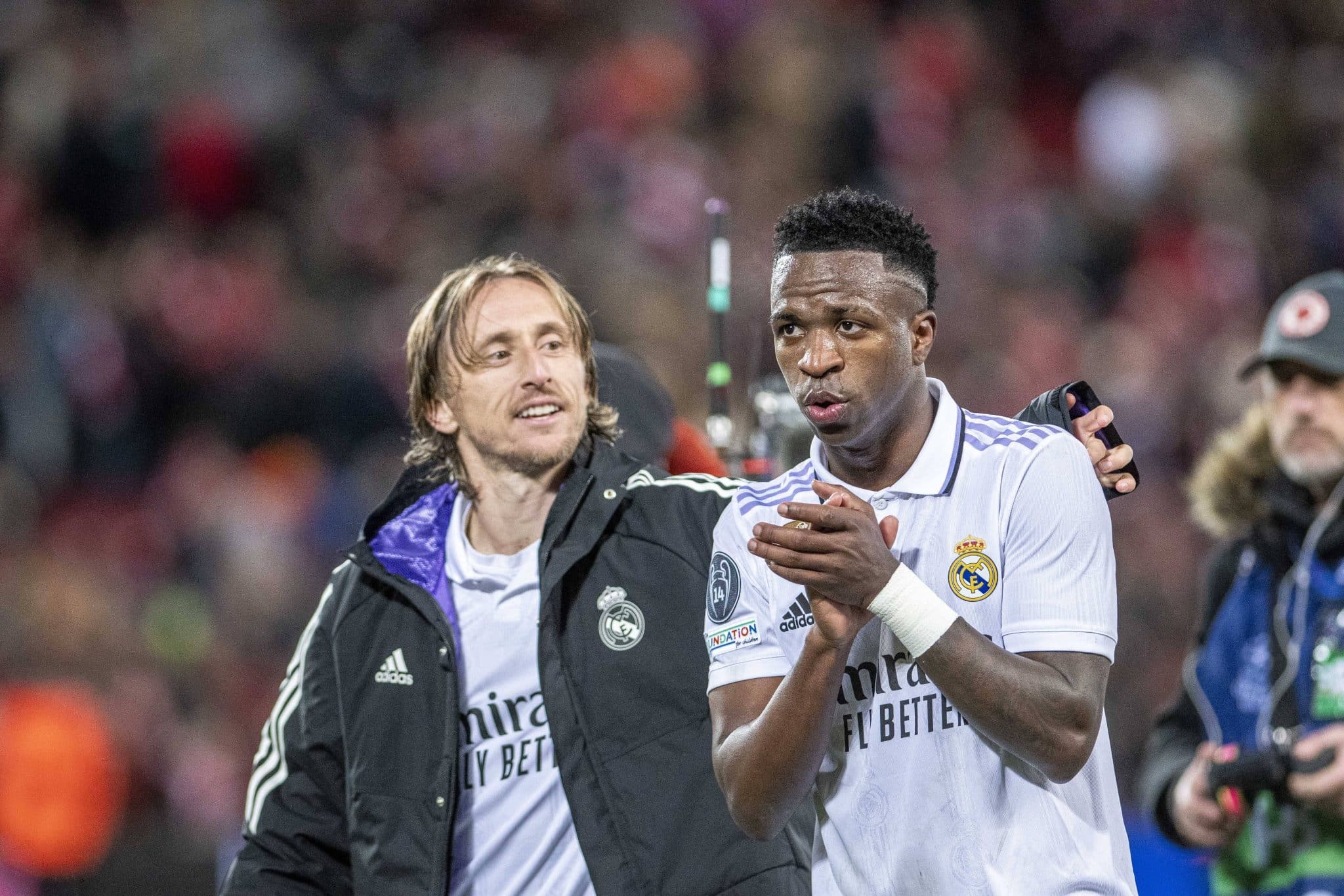 Foto: (Imago) - Luka Modric e Vinicius Jr, pelo Real Madrid