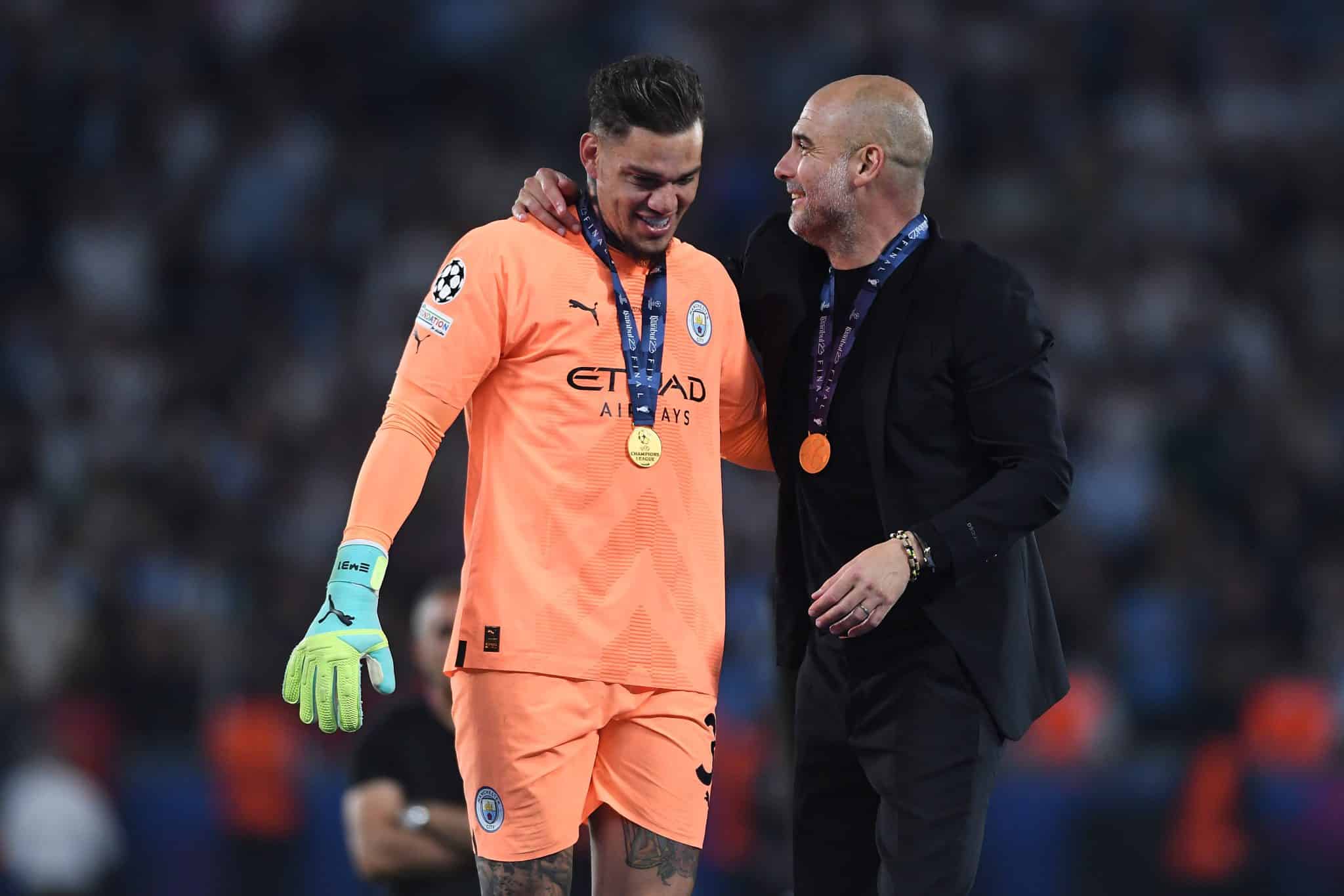 Ederson e Guardiola ap&oacute;s a conquista da Champions League 2022/2023