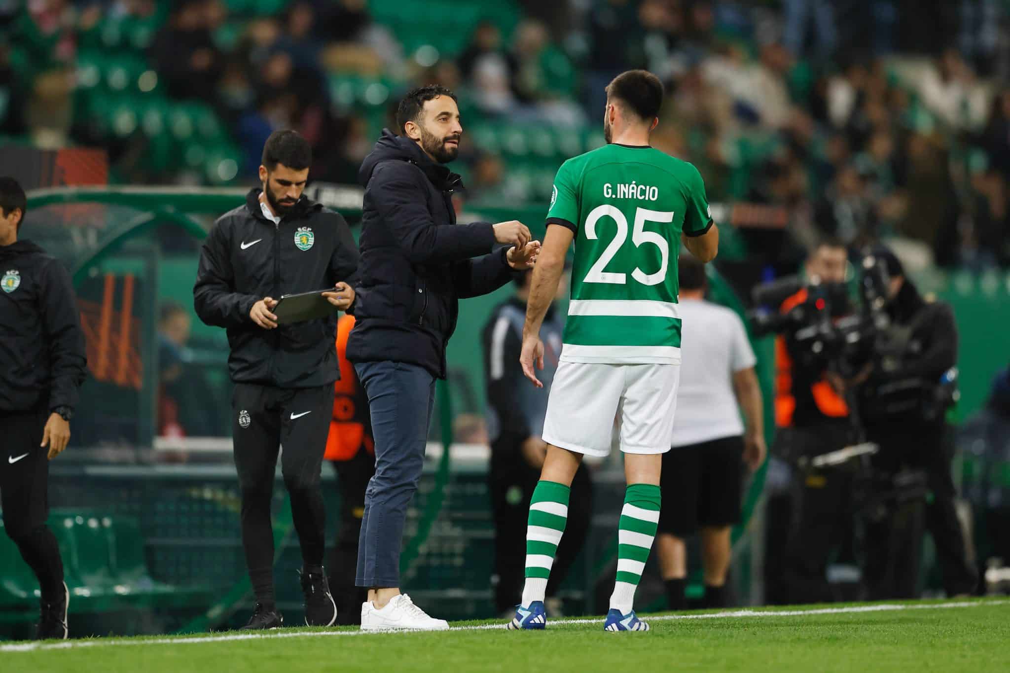 R&uacute;ben Amorim com Gon&ccedil;alo In&aacute;cio, joia de Alcochete que recebeu chance muito novo na zaga do Sporting - Foto: Imago