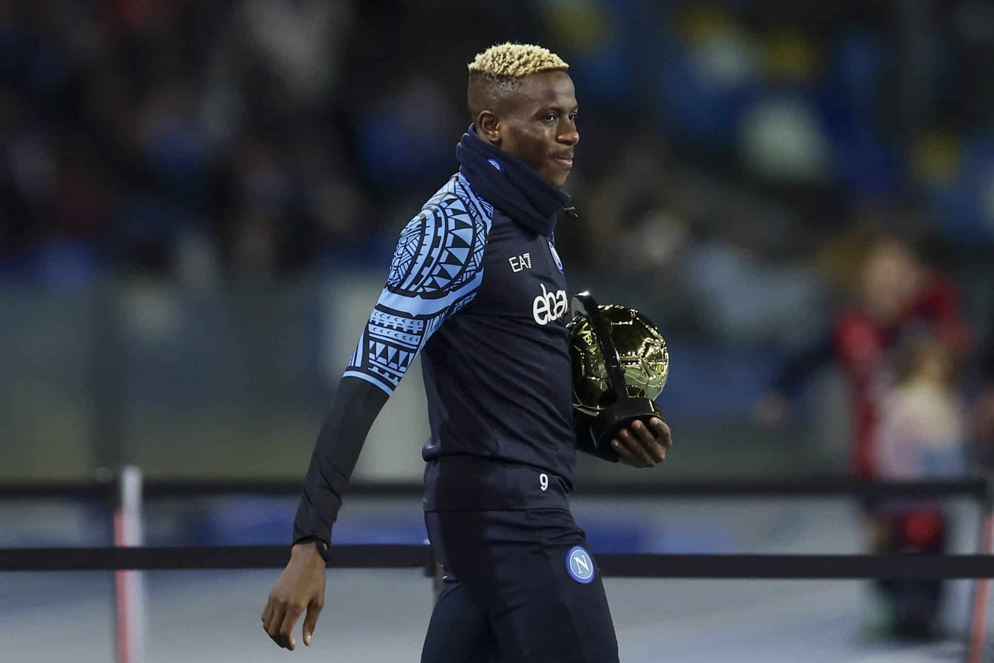 Osimhen carrega o trof&eacute;u de melhor jogador africano do ano