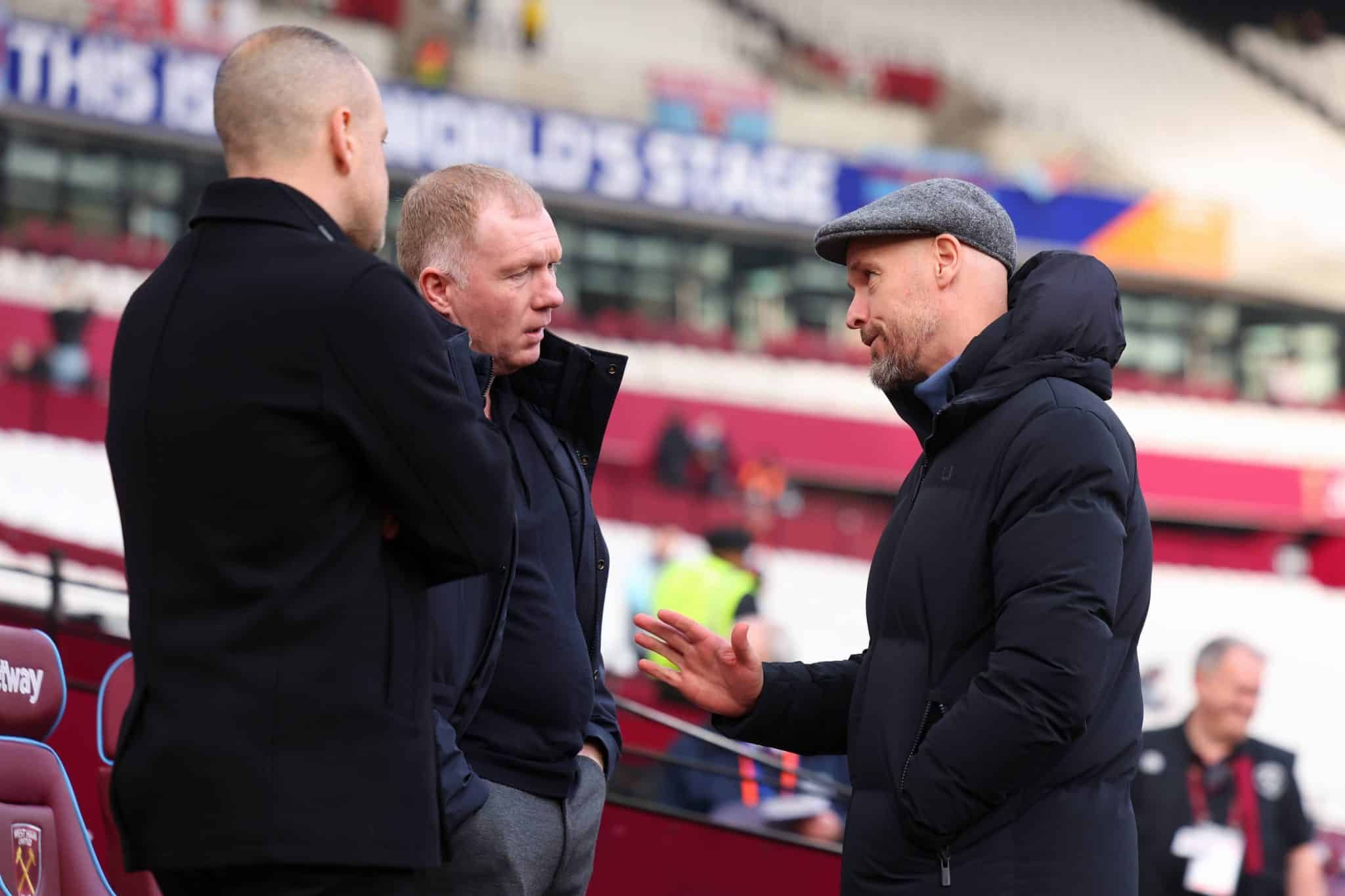 Erik ten Hag conversa com Paul Scholes e Joe Cole durante West Ham x Manchester United, pela Premier League 2023/24. Foto: Imago