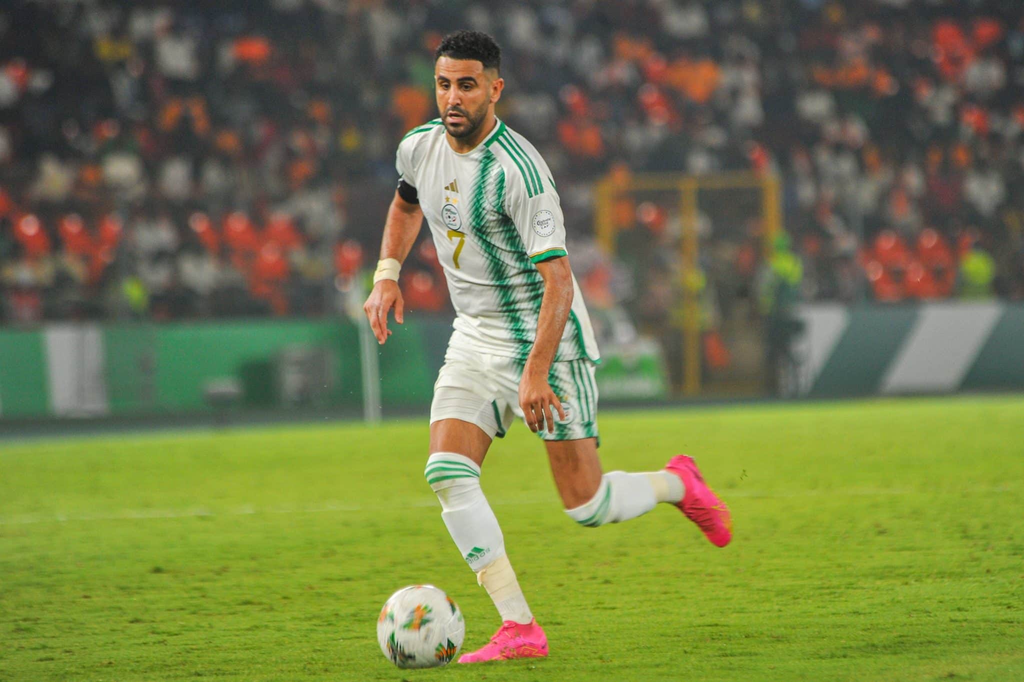 Riyad Mahrez em a&ccedil;&atilde;o pela Arg&eacute;lia 
