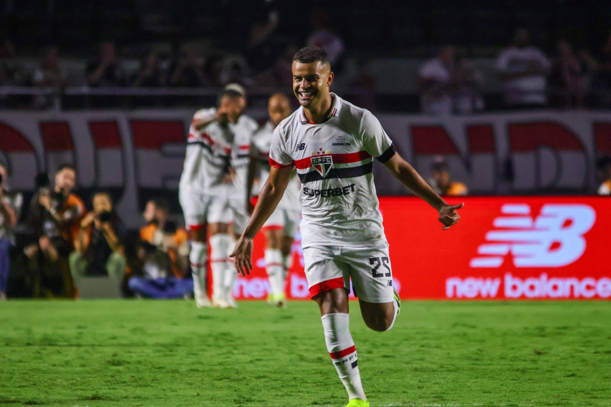 Alisson comemora gol pelo São Paulo
