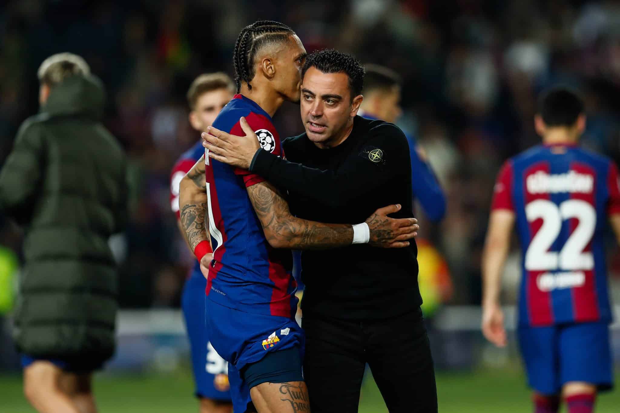 Foto: (Imago) - Raphinha e Xavi Hern&aacute;ndez pelo Barcelona