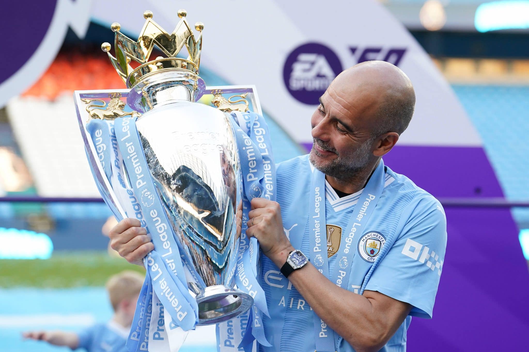 Pep Guardiola segura trof&eacute;u de campe&atilde;o da Premier League. Foto: Imago