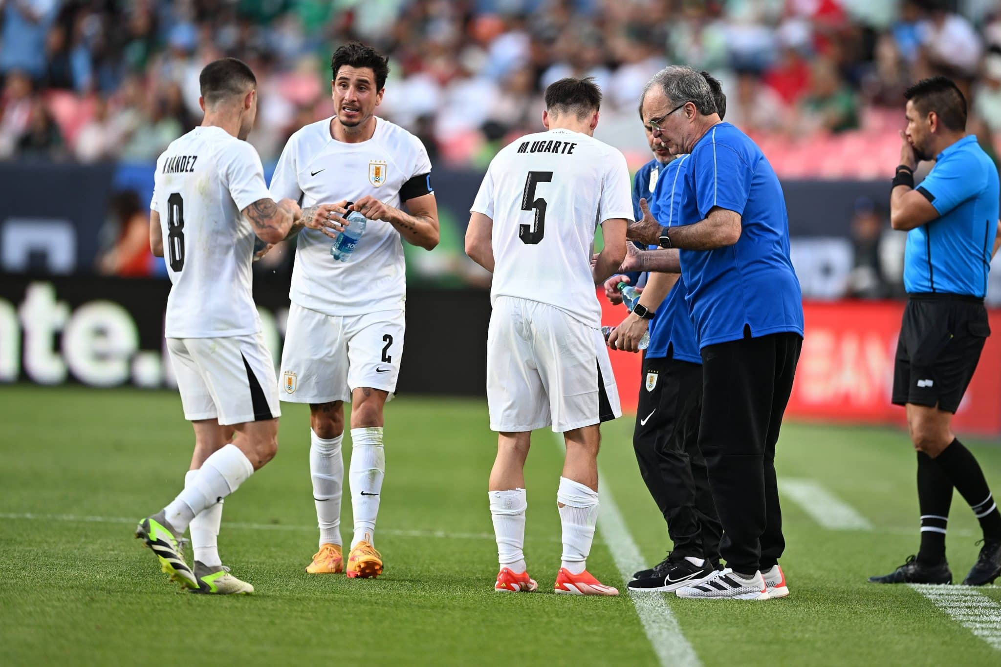 Bielsa orienta jogadores uruguaios durante jogo
