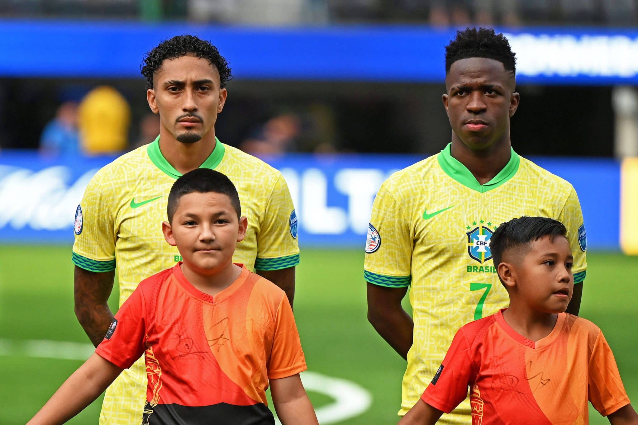 Foto: (Imago) - Raphinha e Vini Jr pela Sele&ccedil;&atilde;o Brasileira