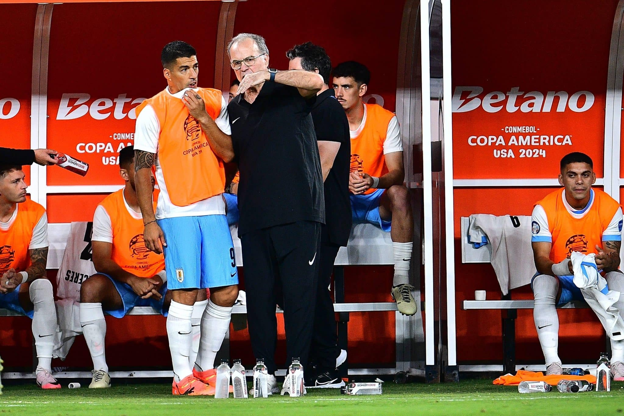 Luis Suárez recebe instruções de Marcelo Bielsa durante jogo do Uruguai