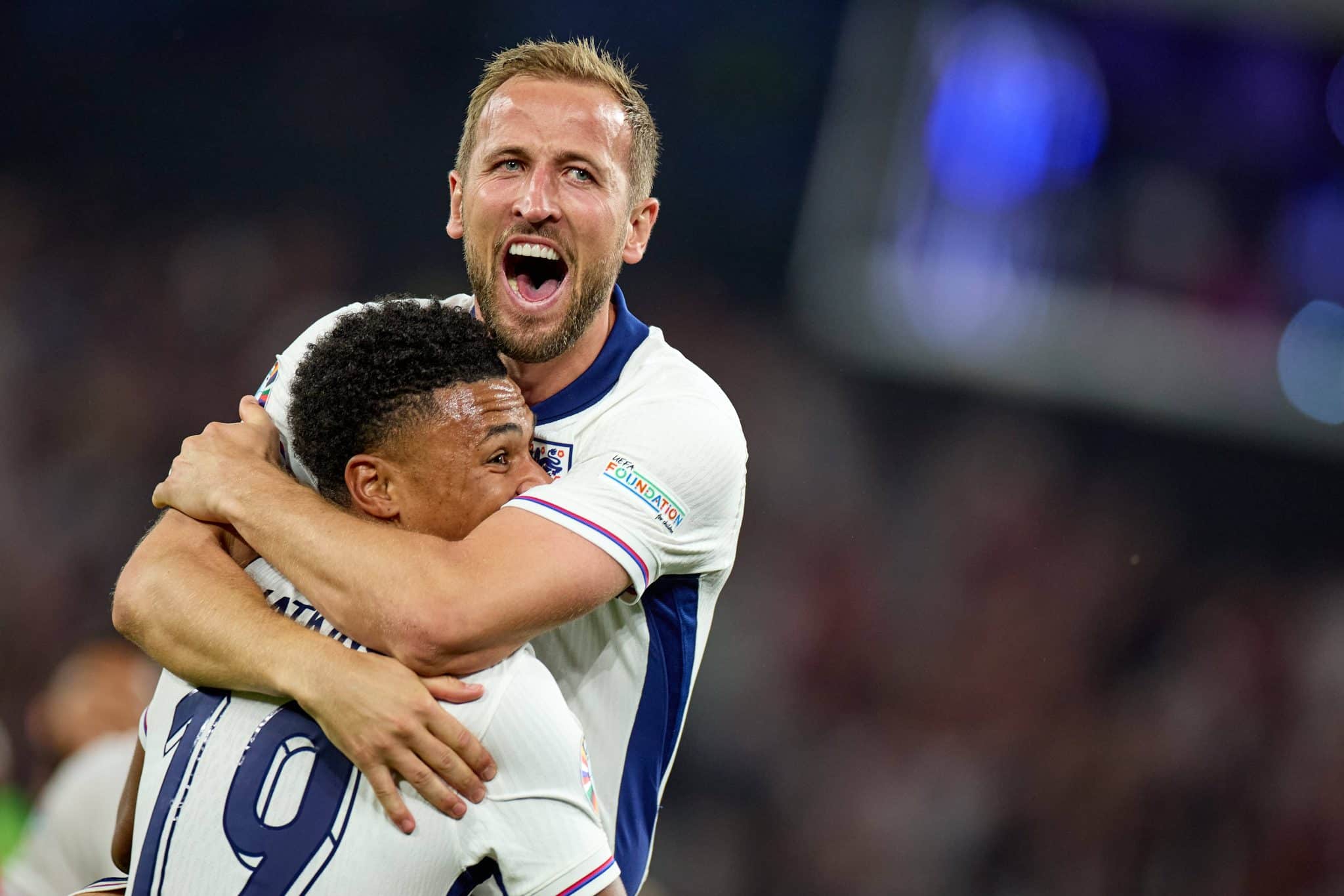 Kane abra&ccedil;a Watkins ap&oacute;s companheiro marcar gol decisivo contra a Holanda 