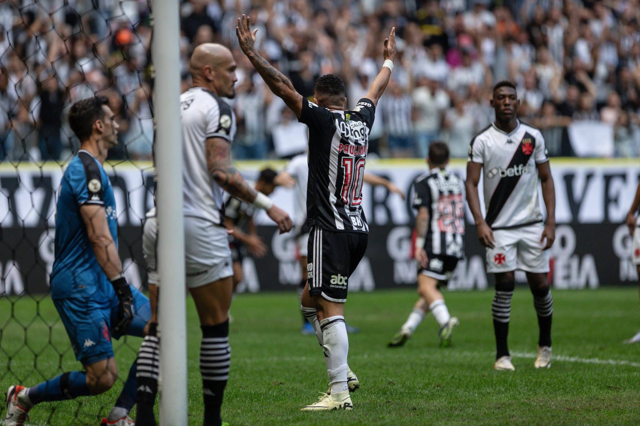 Paulinho celebra gol de Hulk contra o Vasco