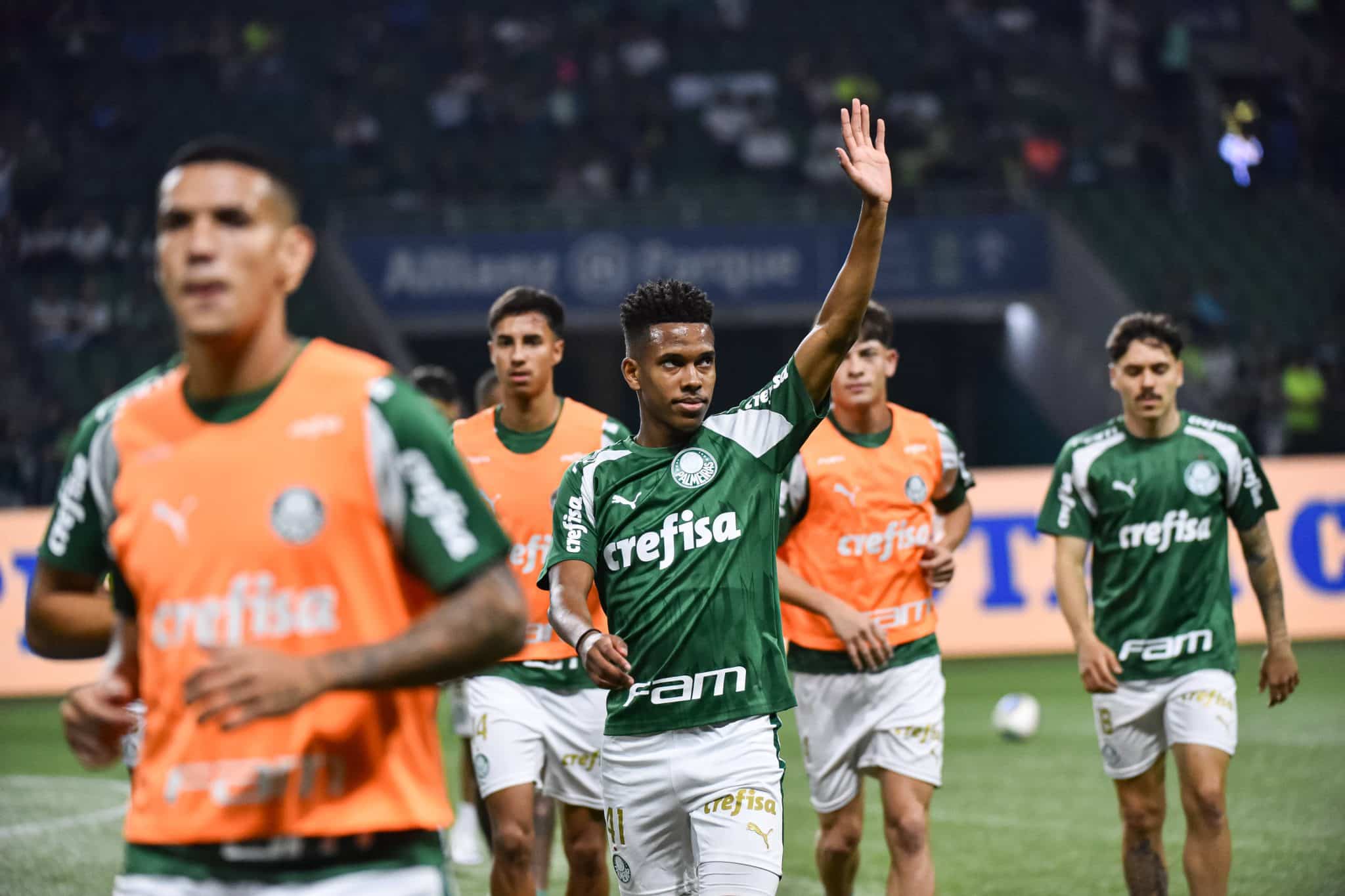 Est&ecirc;v&atilde;o acena para torcida do Palmeiras 