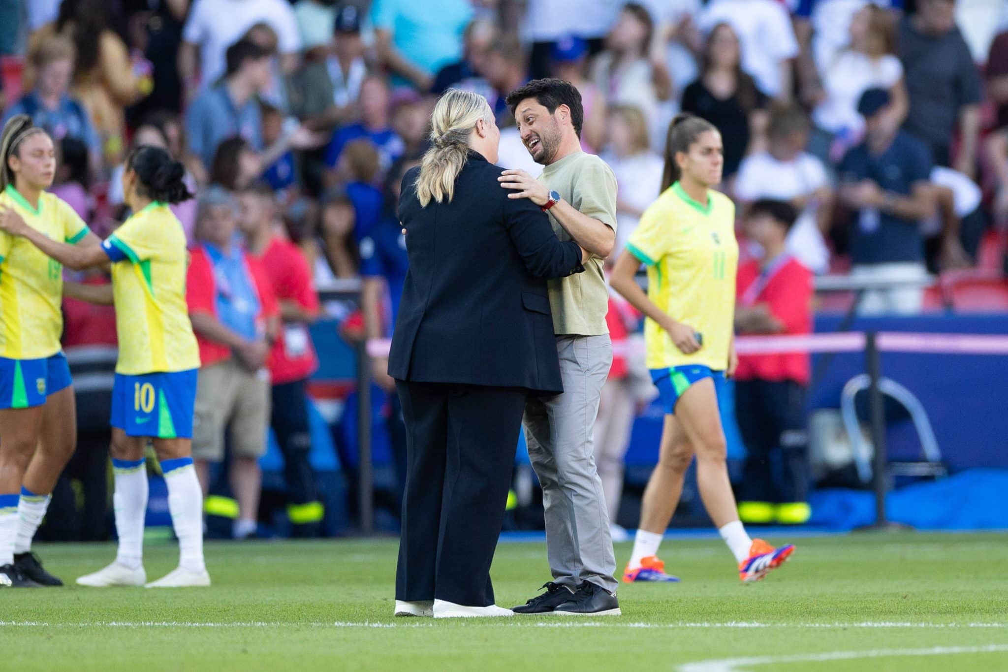Arthur Elias cumprimenta Emma Hayes ap&oacute;s a disputa pela medalha de outro, entre Estados Unidos x Brasil