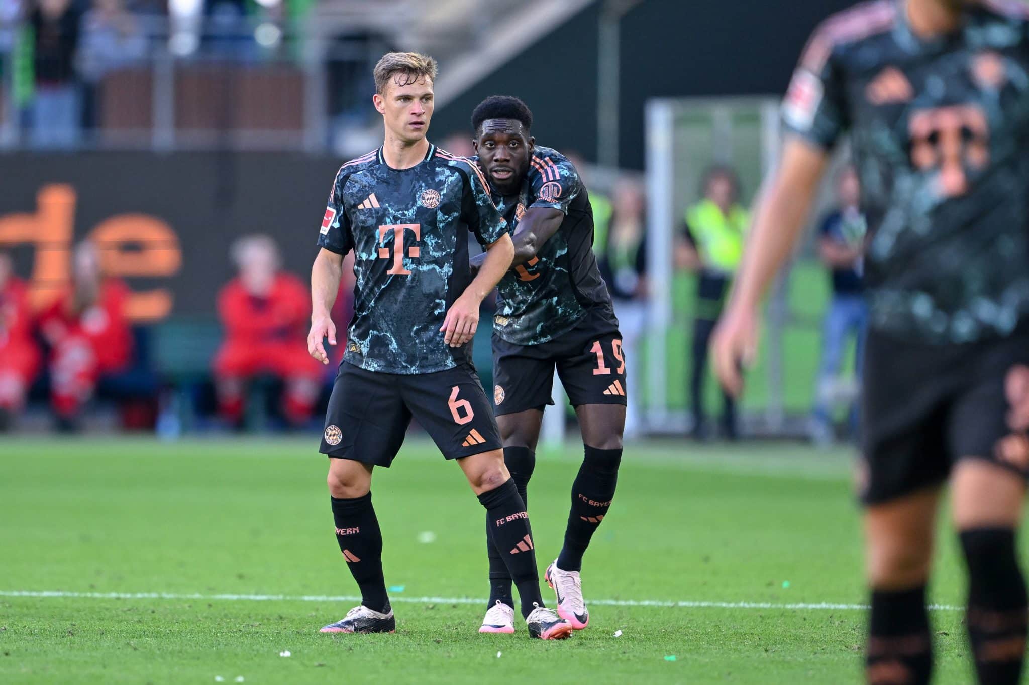 Foto: (Imago) - Kimmich e Davies, do Bayern