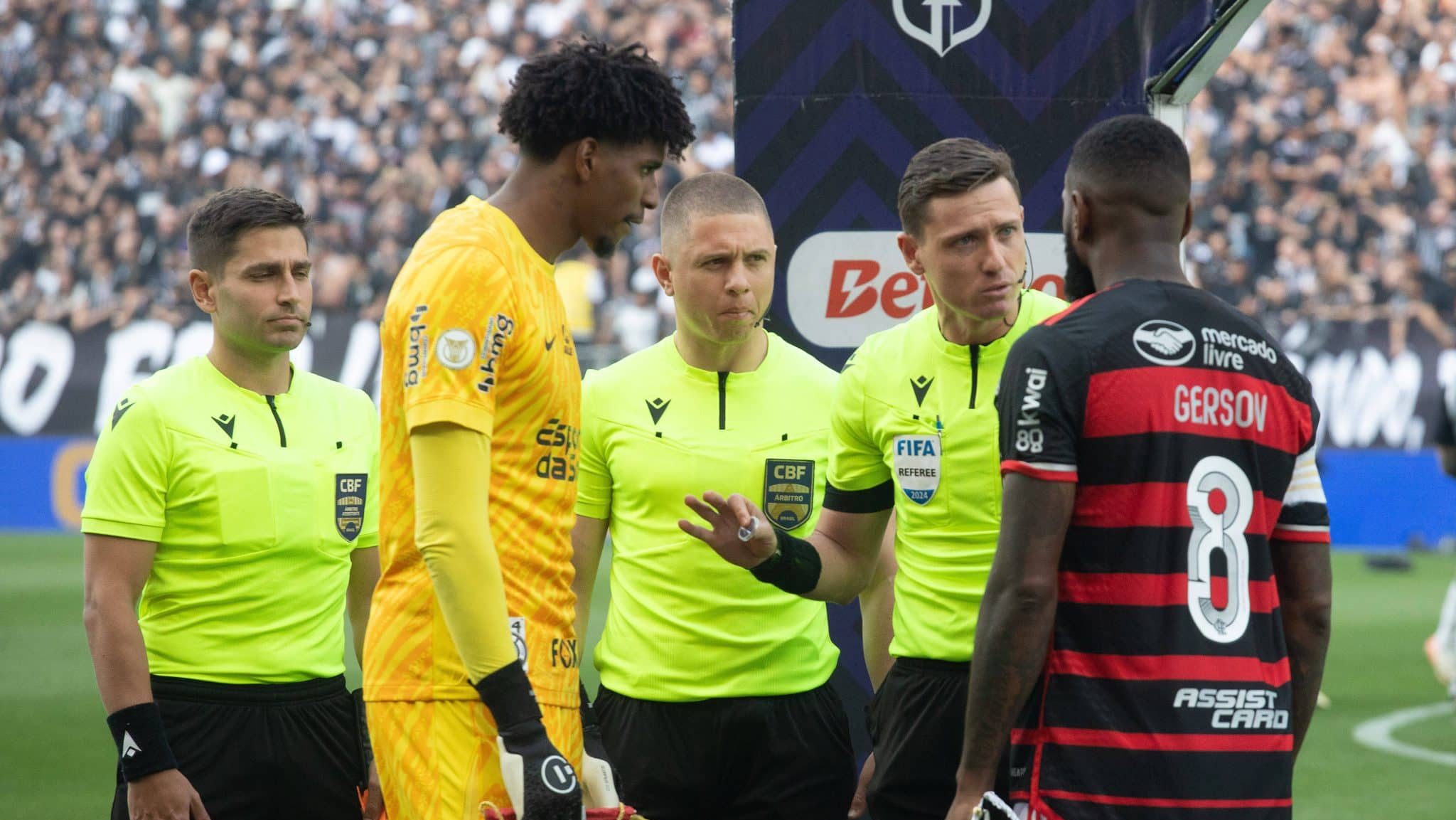 Corinthians precisa apresentar garantias ao Flamengo para usar Hugo Souza sem pagar multa