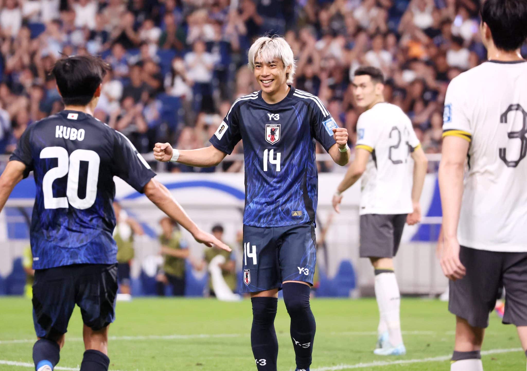Kubo e Ito comemoram gol do Jap&atilde;o contra a China