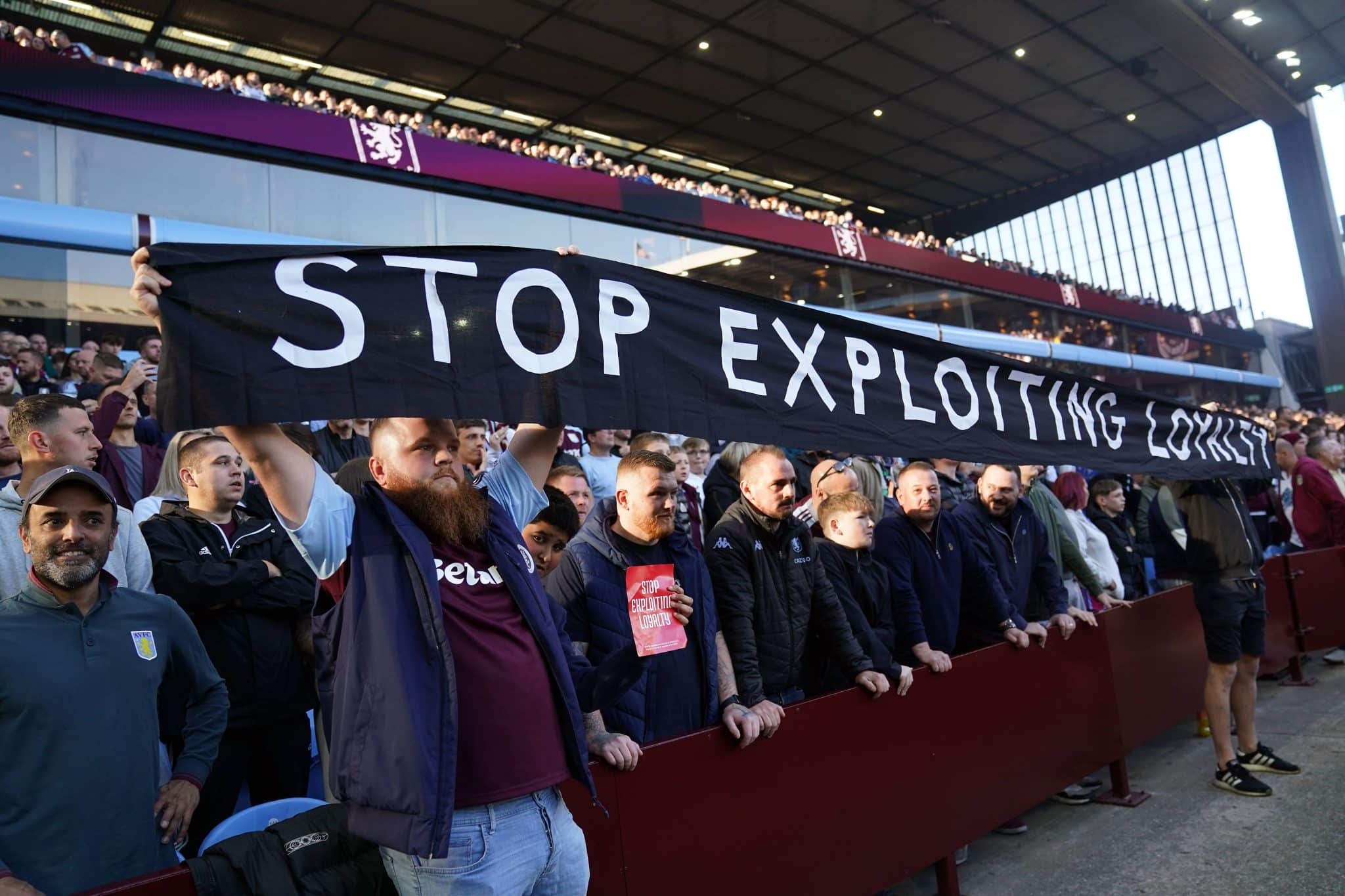 Torcedores de (quase) todas os times da Premier League se unem em protesto