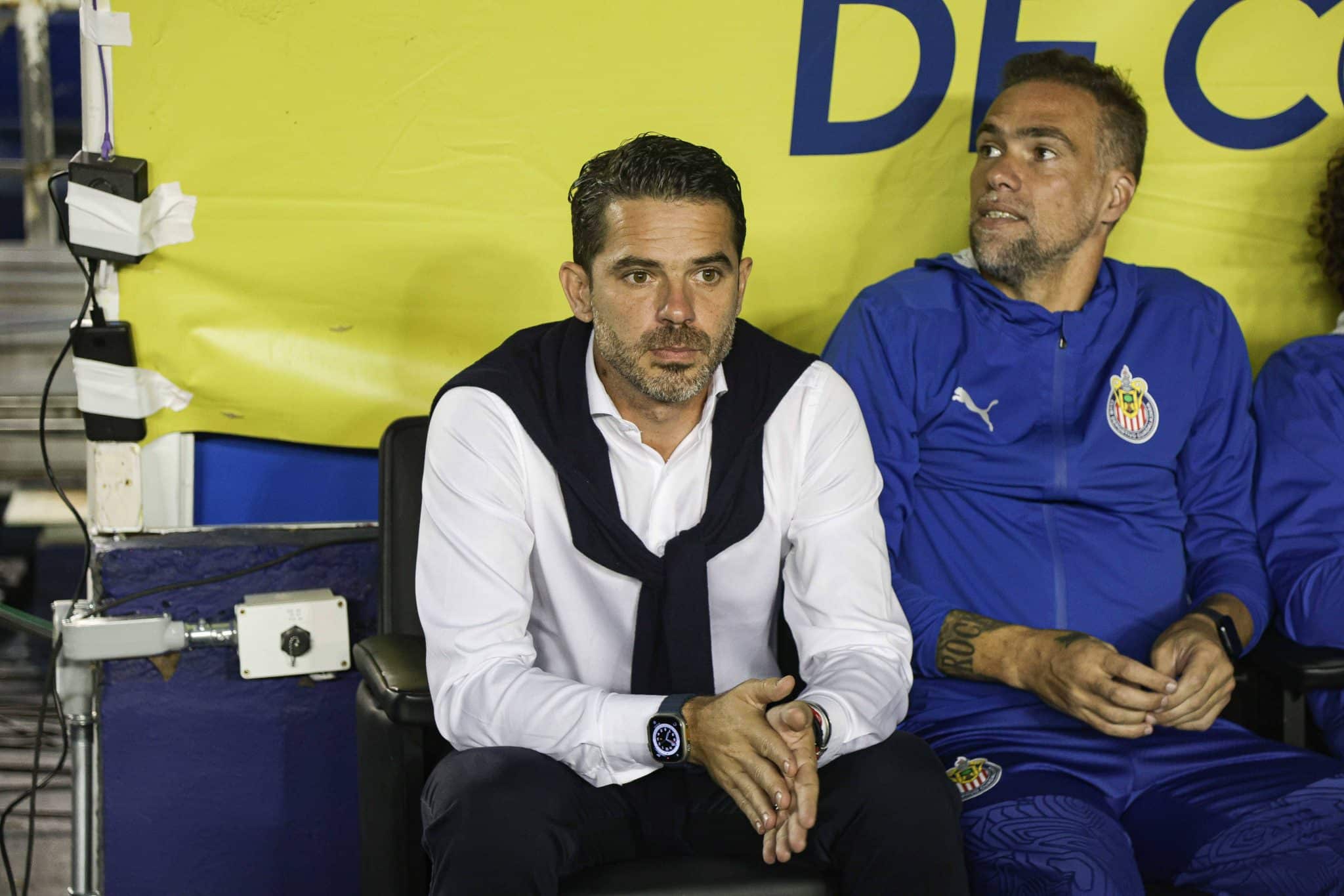 O t&eacute;cnico Fernando Gago e o auxiliar Insua durante partida do Chivas