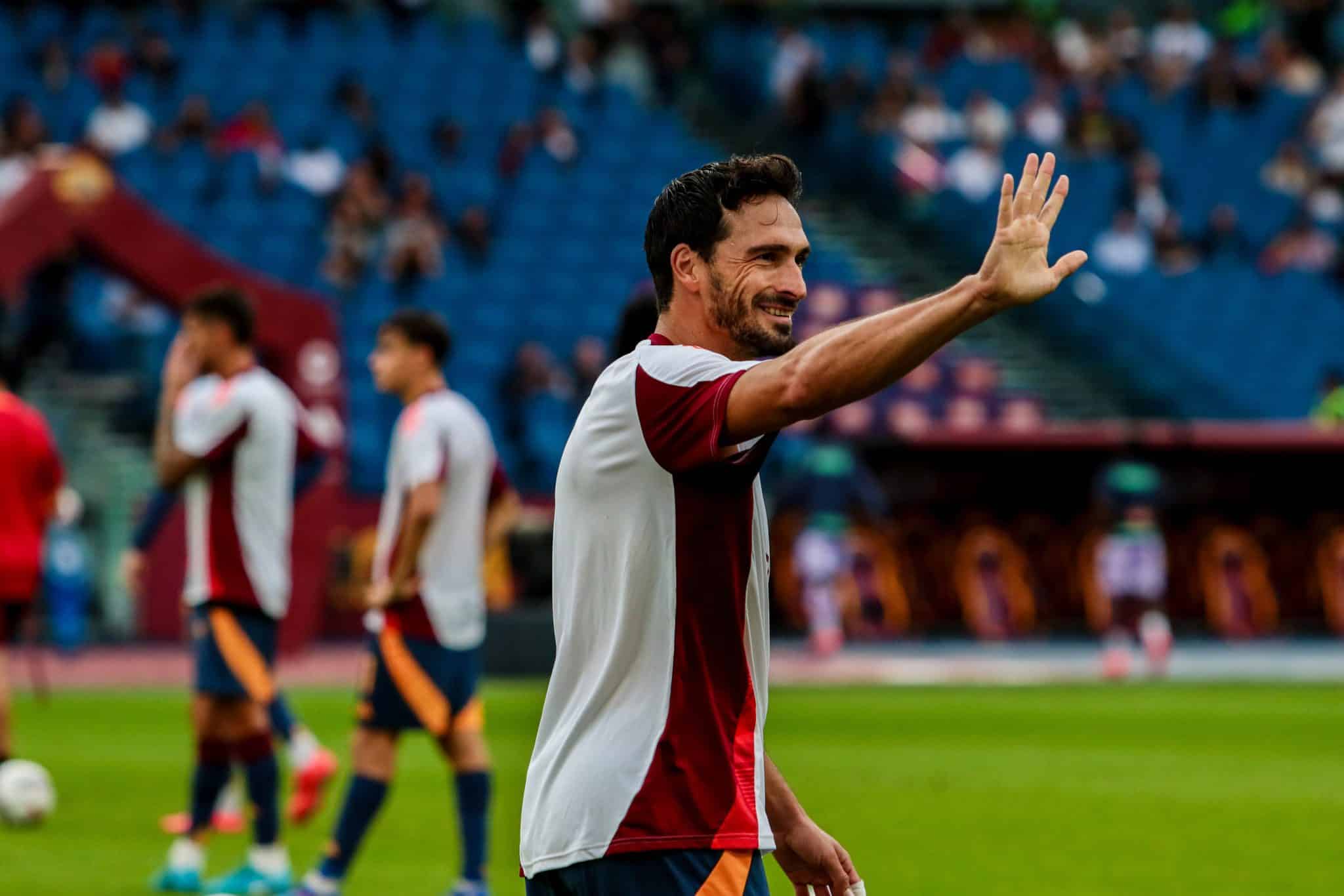 Hummels acena para torcedores da Roma 